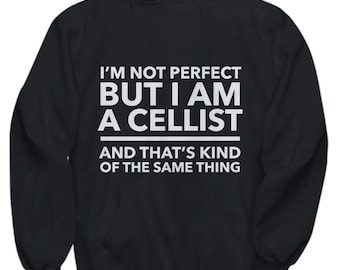 Peut inclure: Sweat-shirt à capuche noir avec un texte blanc qui dit "Je ne suis pas parfait mais je suis un violoncelliste et c'est un peu la même chose."