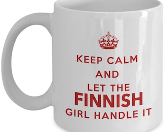 以下が含まれることがあります： 「Keep Calm and Let the Finnish Girl Handle It」と書かれた赤いデザインの白いセラミック製のコーヒーカップです。