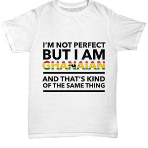 Peut inclure: T-shirt blanc avec du texte noir qui dit "Je ne suis pas parfait mais je suis Ghan&eacute;en et c'est un peu la m&ecirc;me chose". Le mot "Ghan&eacute;en" est en couleurs arc-en-ciel avec un petit drapeau ghan&eacute;en.