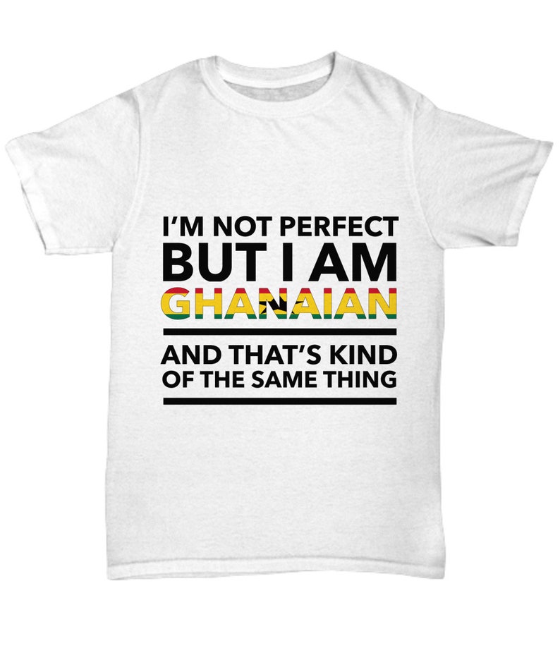 Peut inclure: T-shirt blanc avec du texte noir qui dit "Je ne suis pas parfait mais je suis Ghan&eacute;en et c'est un peu la m&ecirc;me chose". Le mot "Ghan&eacute;en" est en couleurs arc-en-ciel avec un petit drapeau ghan&eacute;en.