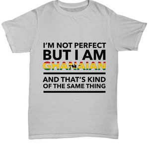 Peut inclure: Un t-shirt gris avec le texte "Je ne suis pas parfait mais je suis Ghan&eacute;en et c'est un peu la m&ecirc;me chose". Le texte est en noir avec un graphique de drapeau rouge, jaune et vert.