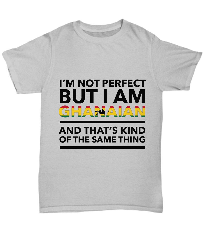 Peut inclure: Un t-shirt gris avec le texte "Je ne suis pas parfait mais je suis Ghan&eacute;en et c'est un peu la m&ecirc;me chose". Le texte est en noir avec un graphique de drapeau rouge, jaune et vert.
