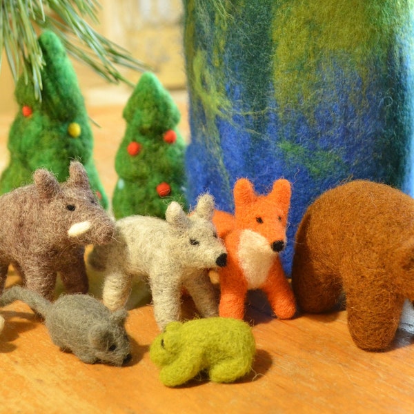 Dolls, mouse, frog, hare, fox, wolf, boar, bear, a woolen fairy tale, a felting needle, animals, a story, a Waldorf fairy tale