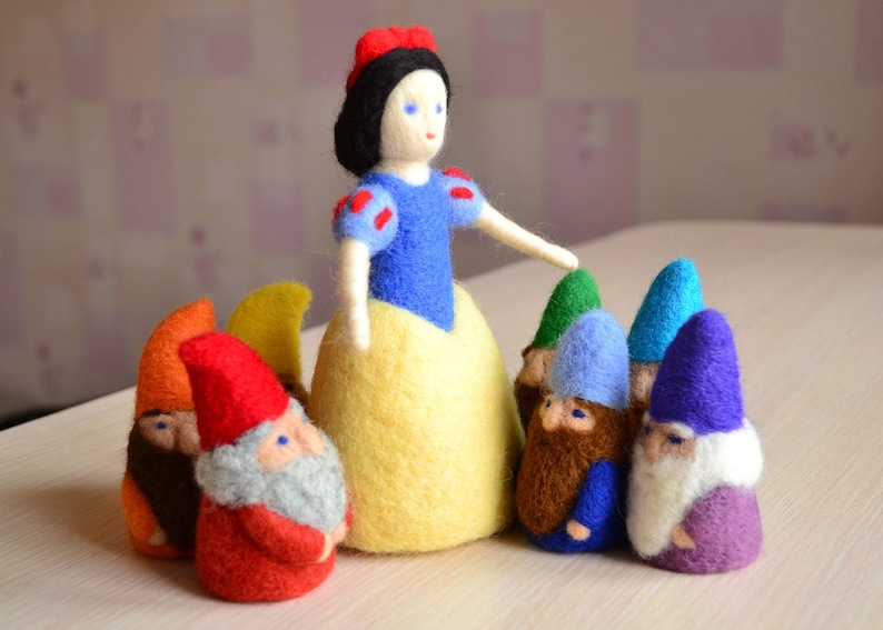 snow white and the 7 dwarfs garden gnomes