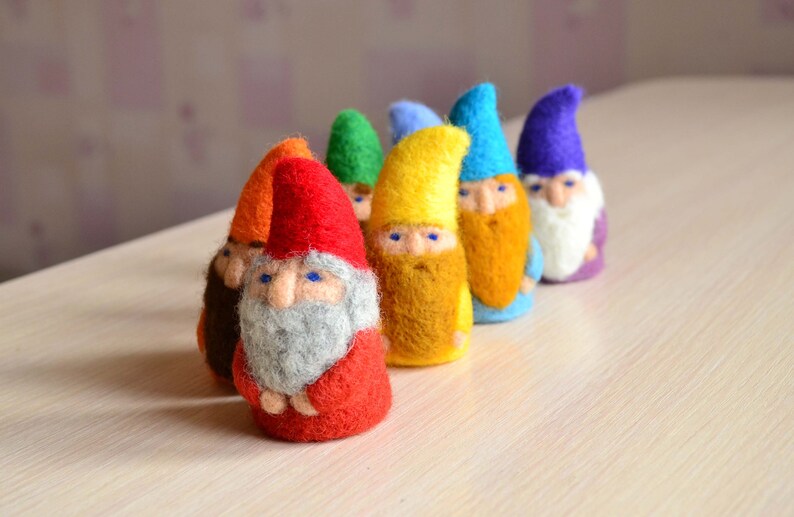 snow white and seven dwarfs gnomes