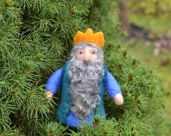 Figurine of the gnome king made of felt Waldorf gnomes Garden gnome