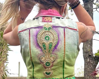 Chaleco vaquero pintado a mano, chaleco vaquero bohemio reciclado, ropa de festival, chaleco único hecho a mano para mujer, teñido por inmersión.