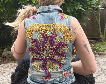 Chaleco vaquero reciclado adornado, chaleco bohemio, ropa de festival, bordado balinés, chaleco de mujer hecho a mano único.