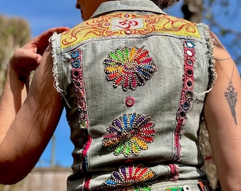 Gilet in denim OM dipinto a mano, gilet boho in jeans riciclato, abbigliamento da festival, pezzo unico, gilet da donna fatto a mano