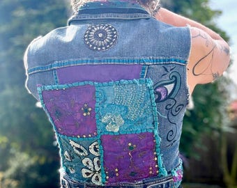 Chaleco vaquero pintado a mano, chaleco bohemio reciclado, ropa de festival, chaleco único hecho a mano para mujer