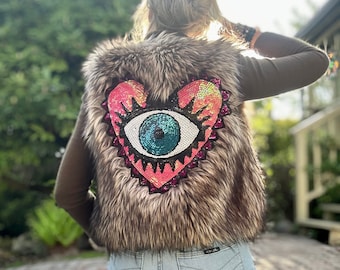 Veste festival Evil Eye en fausse fourrure marron, fait main, gilet en fausse fourrure, gilet à paillettes, gilet unisexe, pièce de fête du festival, gilet personnalisé