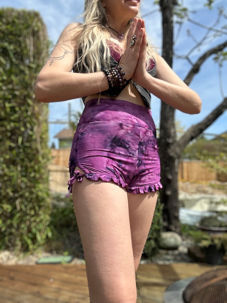 Puede incluir: Shorts de color morado con estampado tie-dye, dobladillo con volantes y detalle de lazo en el lateral. Los shorts est&aacute;n hechos de una tela suave y el&aacute;stica.