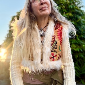 Weiße Kunstpelz-Weste mit gelben und farbigen antiken Textilien Handgefertigt Boho-Weste One of a Kind Festival Hippie Wear Bild 9
