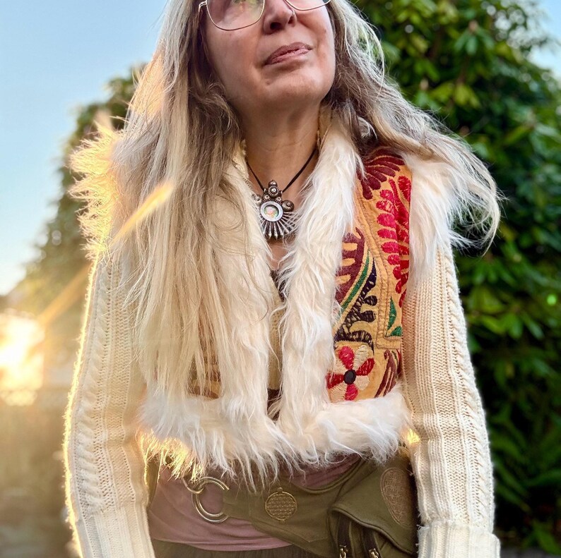 Weiße Kunstpelz-Weste mit gelben und farbigen antiken Textilien Handgefertigt Boho-Weste One of a Kind Festival Hippie Wear Bild 9