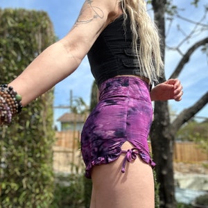 Puede incluir: Shorts de color morado con estampado tie-dye, dobladillo con volantes y un lazo en el lateral. Los shorts est&aacute;n hechos de una tela suave y el&aacute;stica.