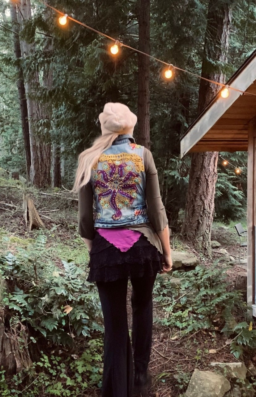 Verzierte Jeansweste, Custom Jeansweste, verzierter Denim, Jeansweste, Jeansjacke, Kurzjacke, Festivalweste, Kurzer Jeansweste