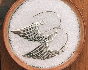 Pendientes de alas de ángel plateadas, joyería bohemia espiritual, regalo para ella, pendientes para festivales, joyería simbólica de protección.