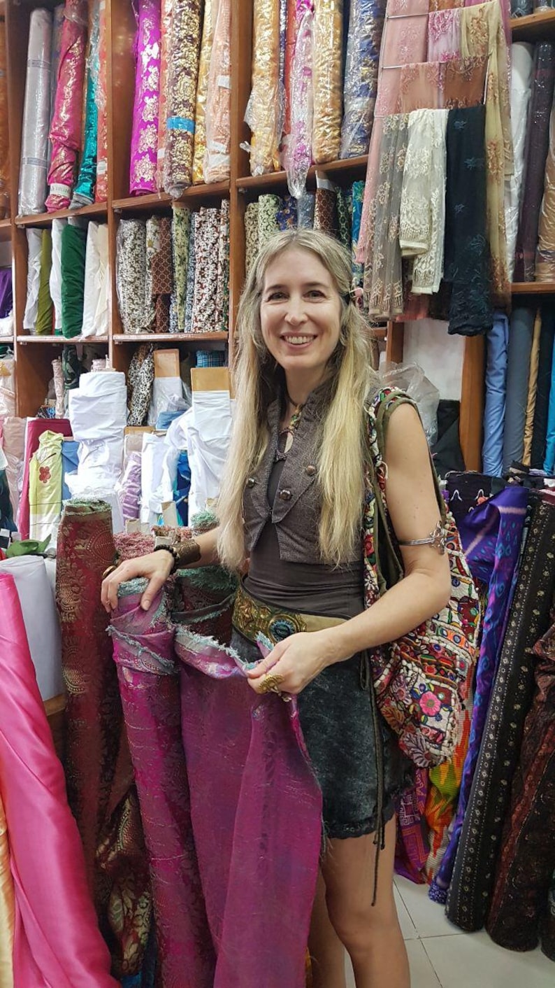 Weiße Kunstpelz-Weste mit gelben und farbigen antiken Textilien Handgefertigt Boho-Weste One of a Kind Festival Hippie Wear Bild 16