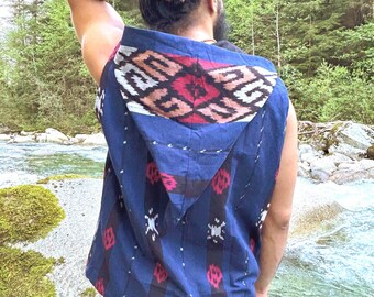 Gilet da uomo blu ikat con cappuccio, stile boho festival, gilet tessuto a mano, hippie tribale balinese