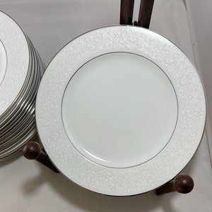 ZELDZAME Vintage Crown Victoria porseleinen Fine Bone China brood- en boterplaten (set van 15) in keizerin patroon platina voering