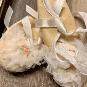 Vintage Baby Booties Embroidered Ruffled Newborn Baby Shoes Baby Shower Gift Nursery Decor Theatrical Costume Doll Clothing Free Shipping