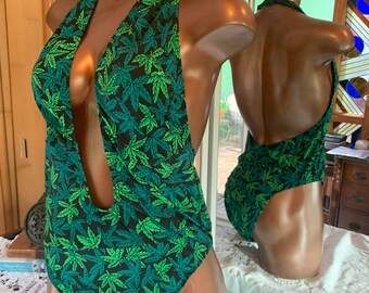 3X, estampado de cannabis, Ion, una pieza, traje de baño, MaryAngelBoutique, solo forro en la entrepierna starwearus, espalda brasileña, trajes de baño