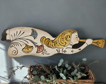 Vintage handbemalte Wandplakette aus Holz im Stil der Volkskunst: Engel und Trompete, rustikales Weihnachtsmotiv, 66 cm (26 Zoll)