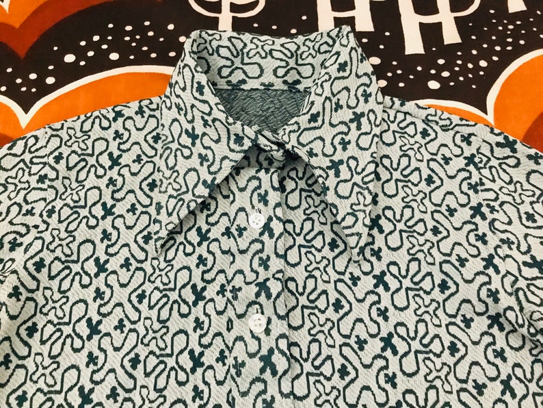 Vintage 1970\u2019s stretch knit squiggle pattern blouse button front shirt Long sleeves and dagger collar Women\u2019s S Green /& white