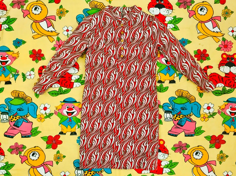 Psychedelic red /& white swirl pattern jacquard polyester knit dress 1960s A-line long sleeve mod costume design film EMPRESS of Dallas sz M