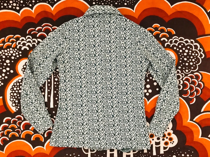 Vintage 1970\u2019s stretch knit squiggle pattern blouse button front shirt Long sleeves and dagger collar Women\u2019s S Green /& white
