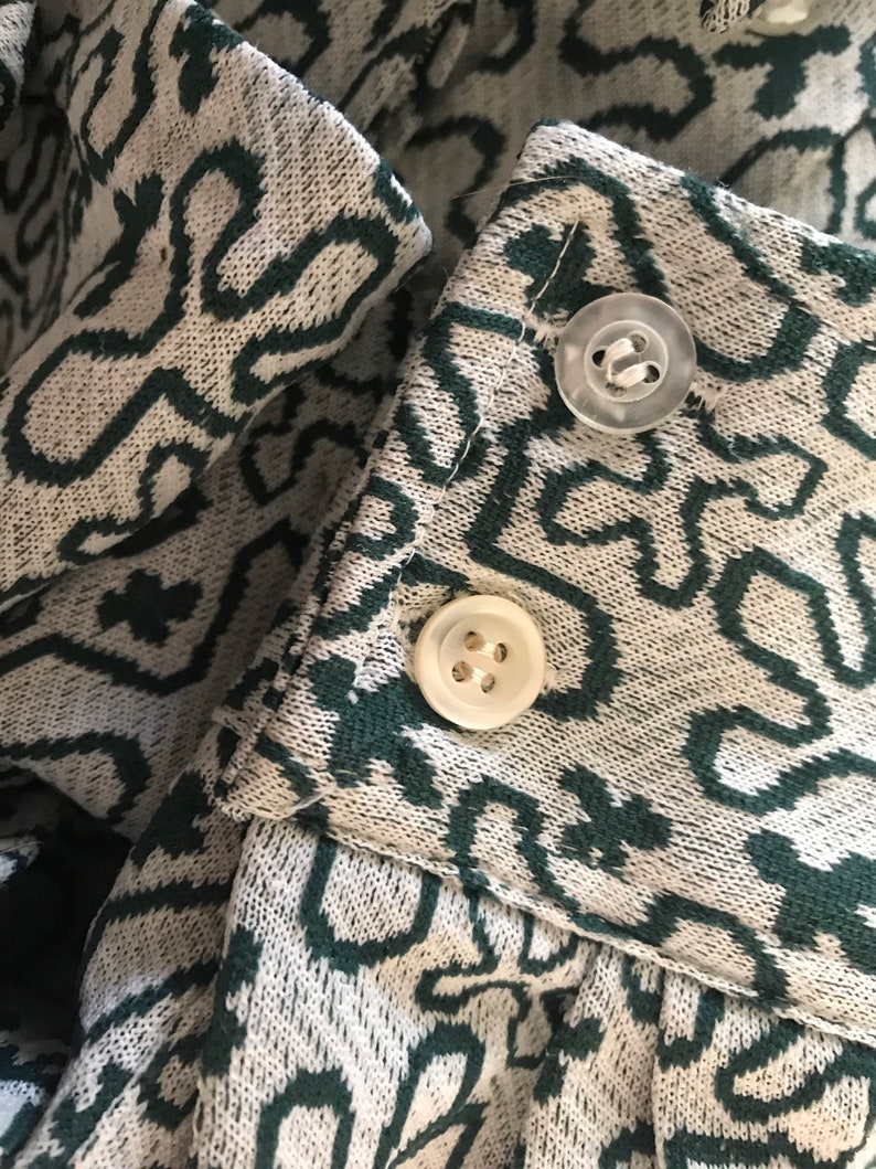 Vintage 1970\u2019s stretch knit squiggle pattern blouse button front shirt Long sleeves and dagger collar Women\u2019s S Green /& white