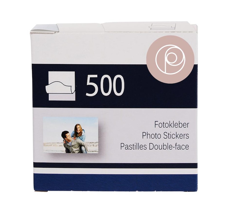 May include: A white box with blue trim containing 500 double-sided photo stickers. The box has a picture of a couple on the front and the text "Fotokleber Photo Stickers Pastilles Double-face".