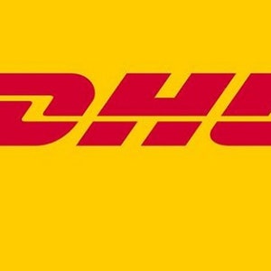 Könnte beinhalten: Das DHL-Logo zeigt die Buchstaben "DHL" in Rot auf gelbem Hintergrund. Das Design umfasst drei rote horizontale Linien links von den Buchstaben. Ein klares, modernes Design, das für internationalen Versand steht.