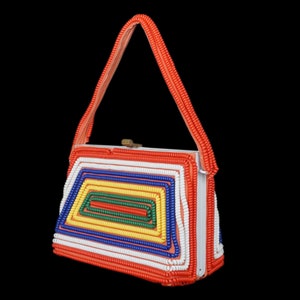 Op de afbeelding: Een vintage kralenhandtas met een kleurrijk geometrisch ontwerp. De tas is gemaakt van oranje, witte, blauwe, gele en groene kralen. De tas heeft een bovenste sluiting en een enkele band.