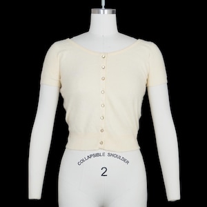 Cárdigan vintage de cachemira de los años 50, color crema, de Saks Fifth Avenue, escote redondo, manga corta, botones de diamantes de imitación, talla pequeña y mediana