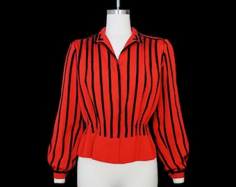 Vintage-Applikationsbluse aus den 1940er Jahren – Samtstreifen – Rot Schwarz – Rayon-Puffärmel – Kragen – taillierte Taille – Bergdorf Goodman – Medium