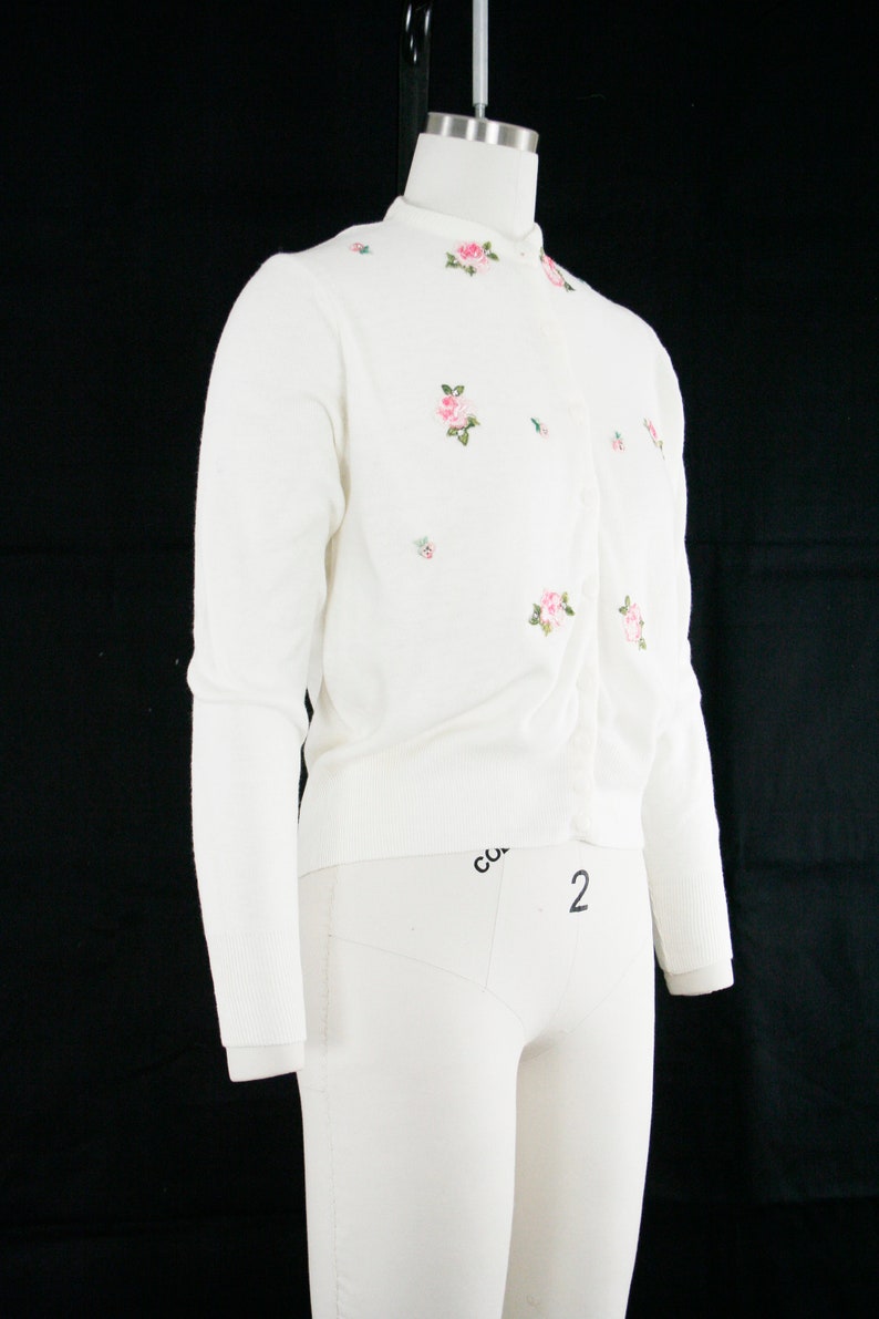 White Roses Scoop Neck Vintage 1950s Floral Applique /& Rhinestone Cardigan Acrylic Large Button Up Long Sleeve Pink