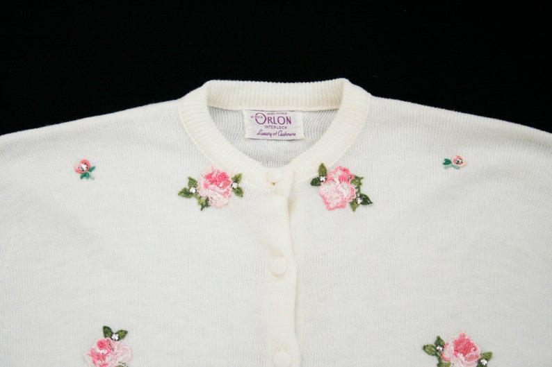 White Roses Scoop Neck Vintage 1950s Floral Applique /& Rhinestone Cardigan Acrylic Large Button Up Long Sleeve Pink