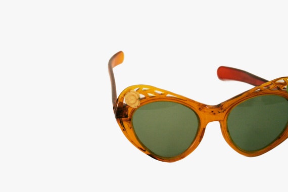 Vintage 1950's Cat Eye Sunglasses - White Rose - … - image 4