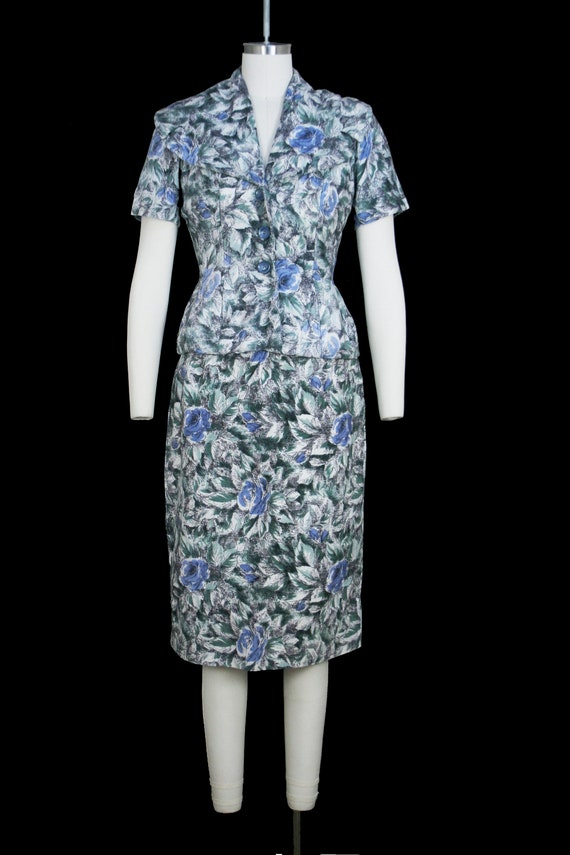 Vintage 1950s Blue Rose Print Suit - V Neck - Jac… - image 4
