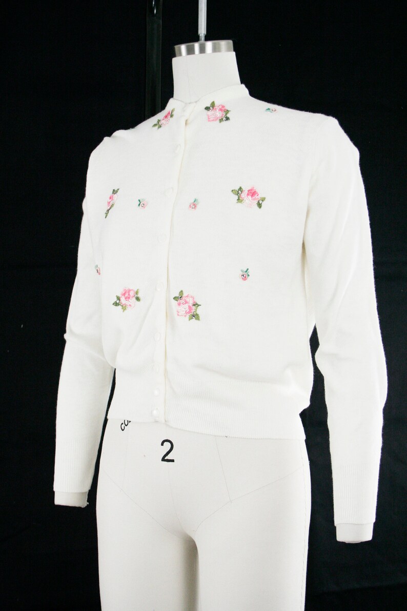 White Roses Scoop Neck Vintage 1950s Floral Applique /& Rhinestone Cardigan Acrylic Large Button Up Long Sleeve Pink