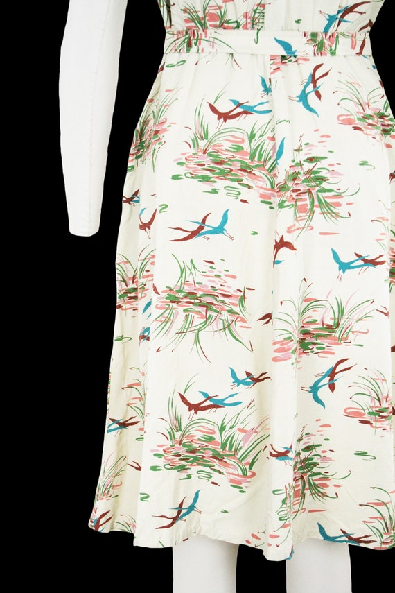 Vintage 1940s Birds & Cranes Novelty Print Dress … - image 4