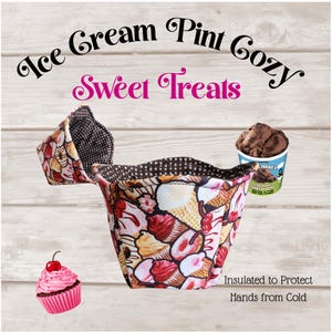 Puede incluir: Una funda aislante de tela para tarrinas de helado con un estampado colorido de cupcakes y conos de helado, con un forro interior de lunares marrones y blancos. El texto dice Ice Cream Pint Cozy, Sweet Treats e Insulated to Protect Hands from Cold.