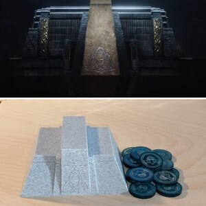 Pu&ograve; includere: Un pezzo da gioco di forma piramidale grigia a pi&ugrave; livelli con una pila di gettoni da gioco color verde acqua che presentano un design stilizzato.