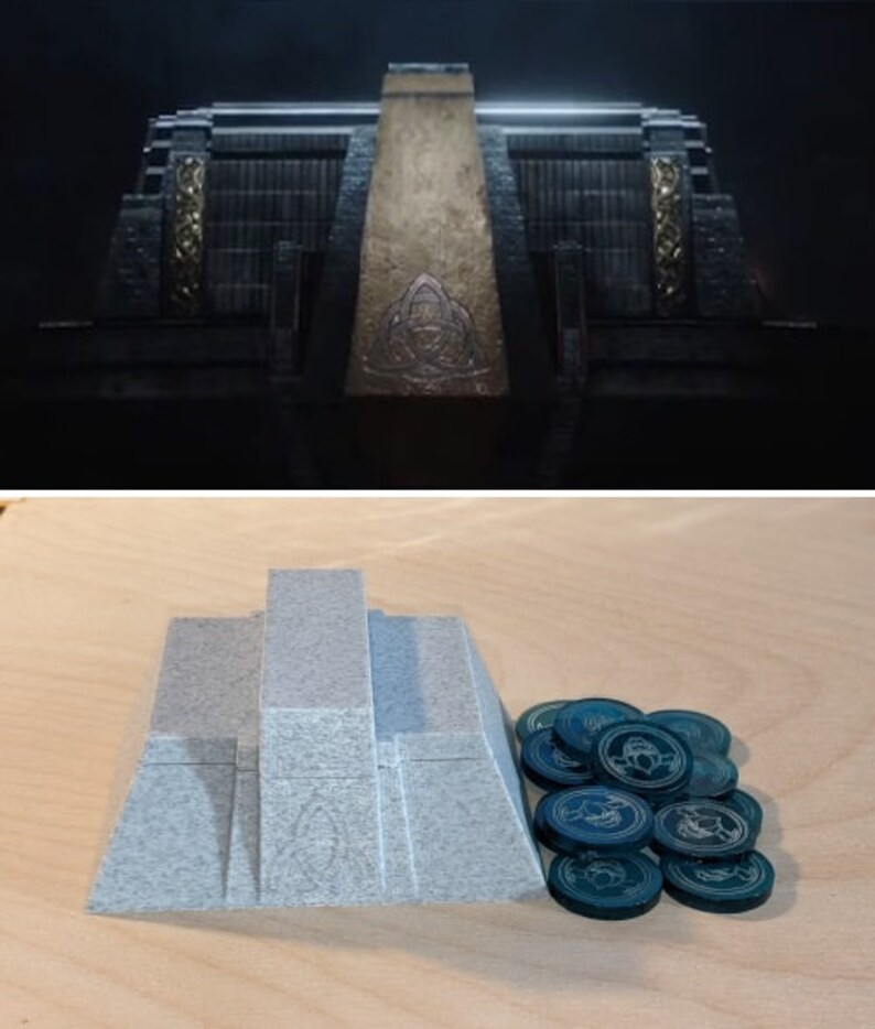 Pu&ograve; includere: Un pezzo da gioco di forma piramidale grigia a pi&ugrave; livelli con una pila di gettoni da gioco color verde acqua che presentano un design stilizzato.