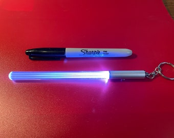スターウォーズファンのためのライトセーバーLEDキーチェーン：赤、緑