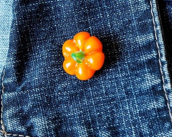 Orange glass pumpkin miniature pin / Vegan food brooch / Orange accessory gift / Handmade vegetable brooch / Glass plant jewelry