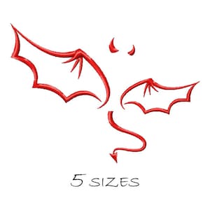 Puede incluir: Diseño de bordado de alas y cola de diablo rojo. El diseño incluye dos alas y una cola con una punta puntiaguda. El diseño está disponible en 5 tamaños.