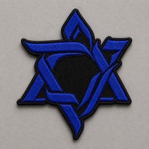 Puede incluir: Un parche con forma de estrella de David de seis puntas que presenta un bordado azul vibrante con contornos negros gruesos. El diseño incorpora líneas entrelazadas estilizadas que crean una forma geométrica audaz sobre un fondo negro.