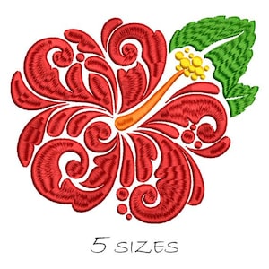 Puede incluir: Una flor de hibisco roja bordada con un estambre naranja y anteras amarillas, acompañada de una hoja verde. El diseño presenta patrones arremolinados. El texto "5 SIZES" está debajo de la flor.
